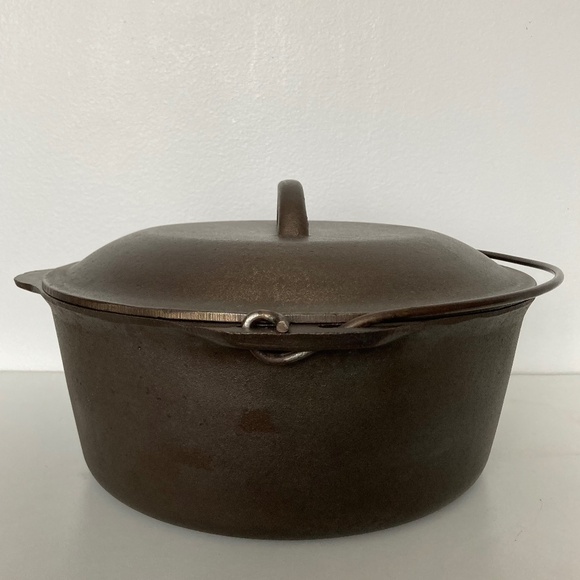 Vintage Cast Iron No 8 Dutch Oven - Picture 2 of 11